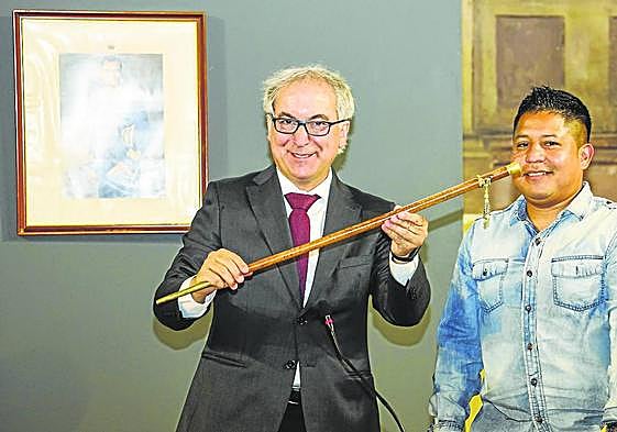 Javier Gómez muestra el bastón de mando del Ayuntamiento de Potes que le entregó el también edil popular Humberto Mariño.