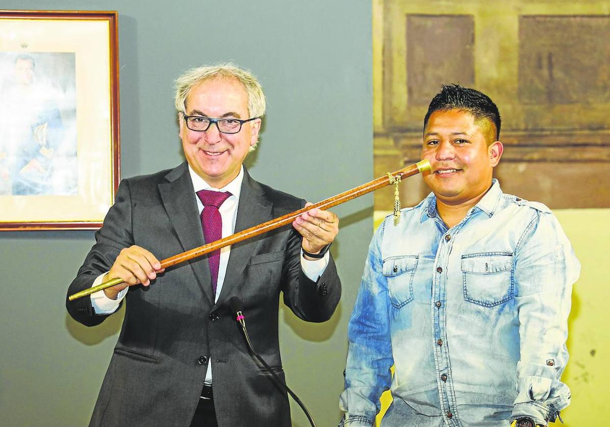 Javier Gómez muestra el bastón de mando del Ayuntamiento de Potes que le entregó el también edil popular Humberto Mariño.