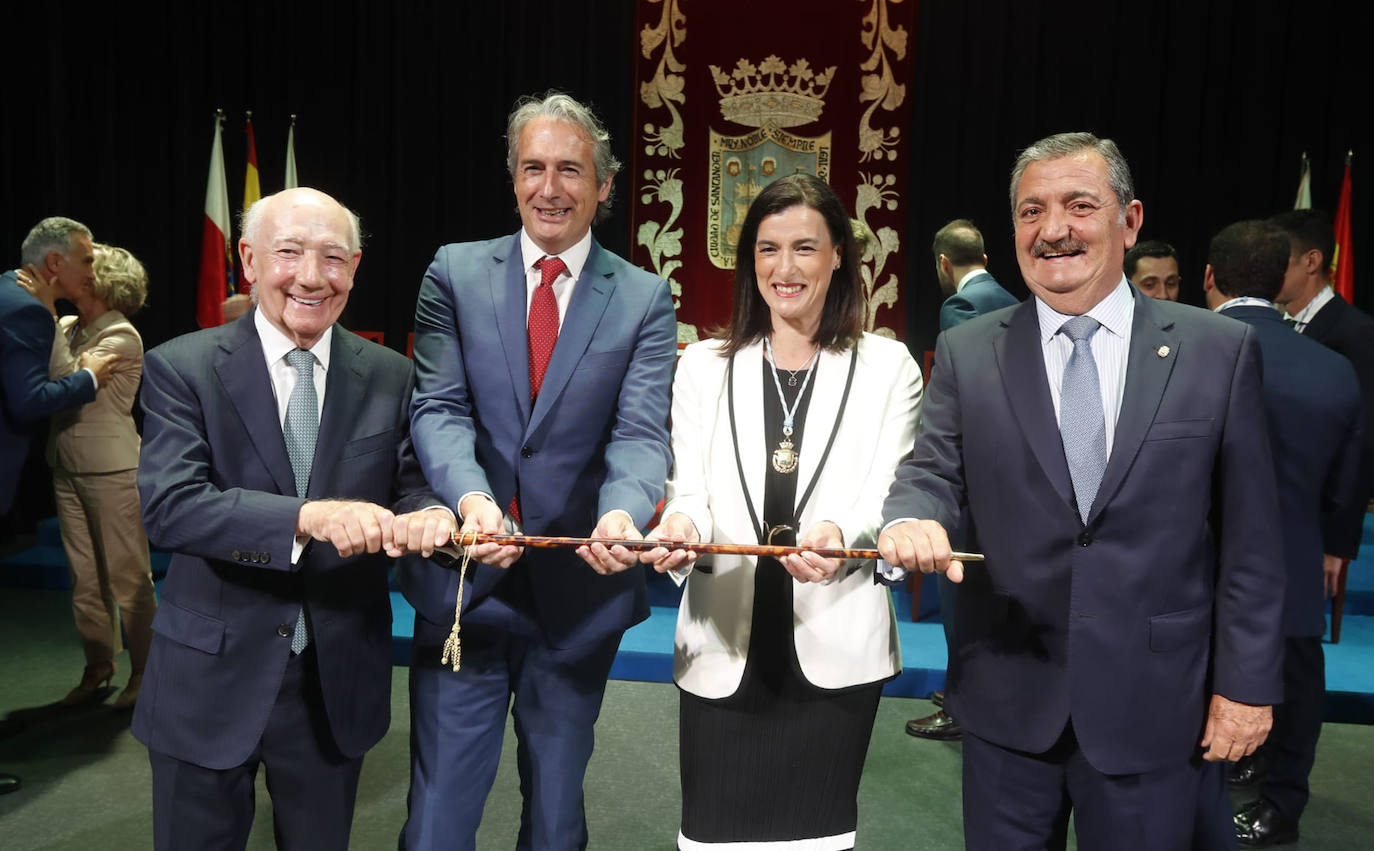 Gema Igual toma el bastón de mando acompañada por tres exalcaldes de Santander, Manuel Huerta, Íñigo de la Serna y Gonzalo Piñeiro. Afronta su tercer mandato como regidora, pero esta vez siente «un impulso singular», como ha reconocido en el acto de constitución de la Corporación municipal en un abarrotado Paraninfo de La Magdalena. Ese impulso del que habla la alcaldesa del PP tiene nombre y apellido: mayoría absoluta