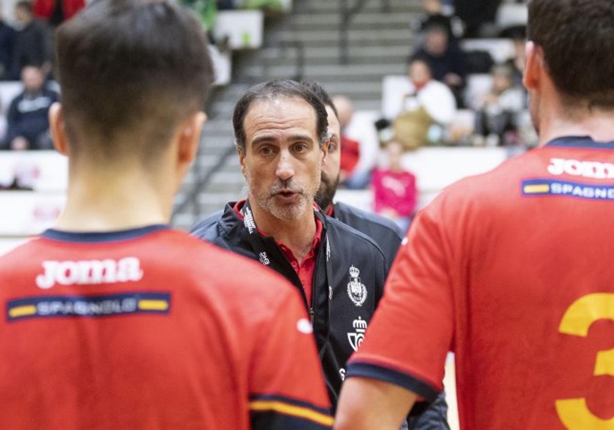 El técnico cántabro Rodrigo Reñones da indicaciones a los Hispanos júnior durante el Cuatro Naciones.