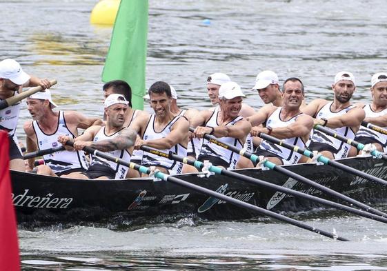 Pedreña, en plena ciaboga, durante la regata de en aguas de Pasajes de San Pedro.