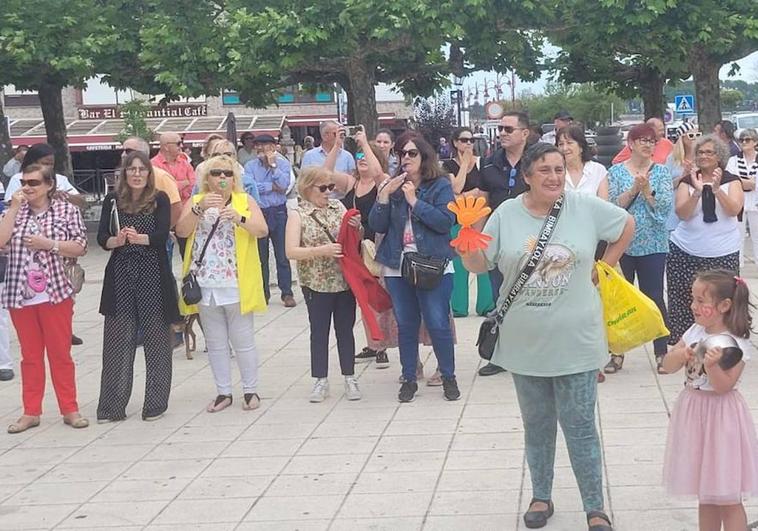 Un centenar de vecinos se ha concentrado a las 13.30 horas en la Plaza Mayor del Fuero de San Vicente.