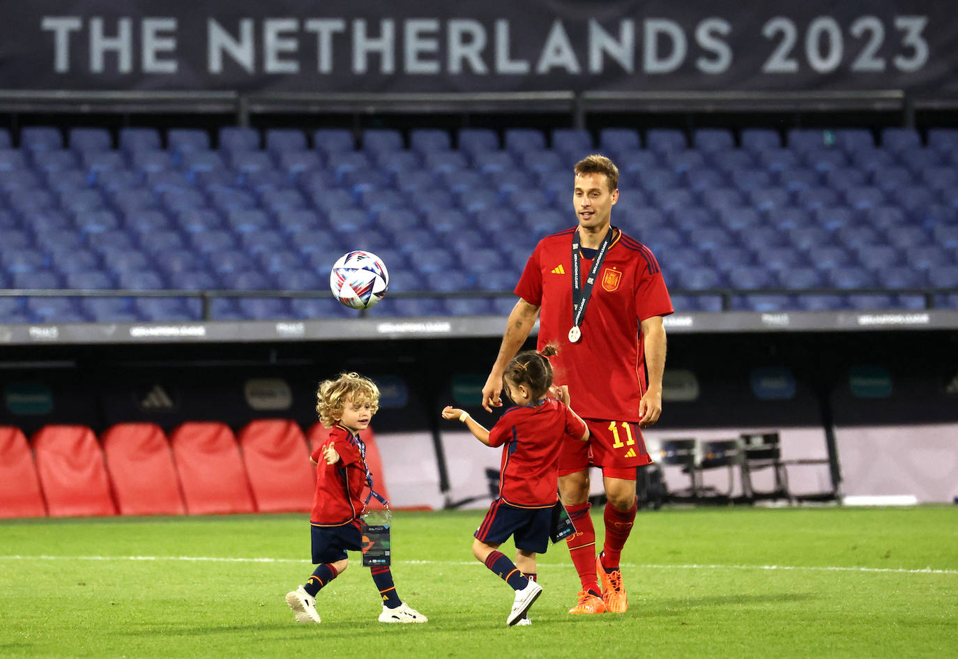 Canales y dos de sus hijos juegan con él en el estadio de Rotterdam en el que España logró el título