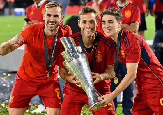 Sergio Canales posa entre Fabián (izquierda) y Gavi con el trofeo de la Liga de Naciones.