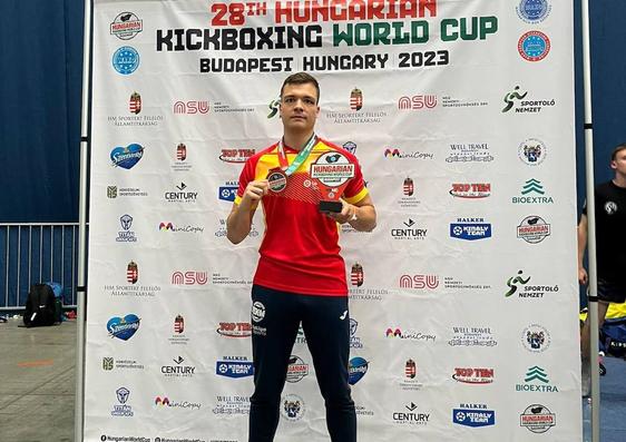 Juan de Quintana posa con su medalla de oro y el trofeo de campeón.