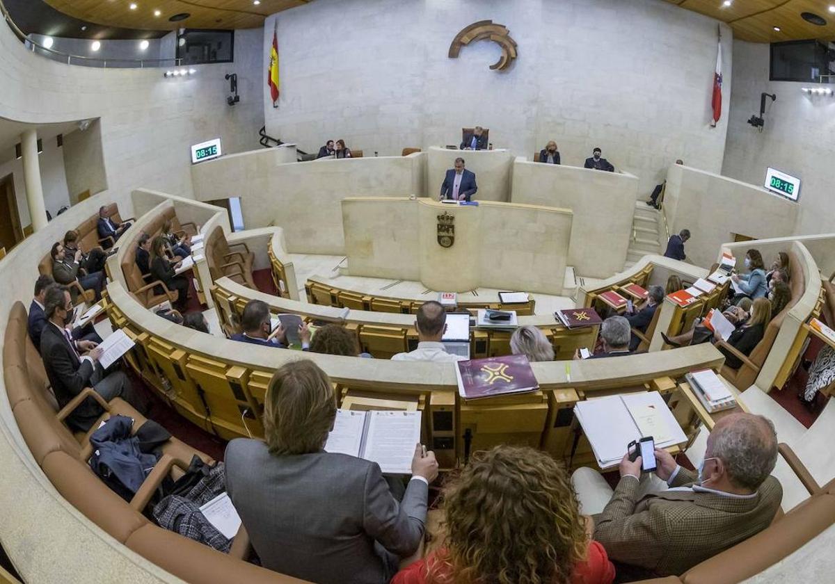 Imagen general de un pleno en el Parlamento de Cantabria.