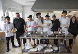 Alumnos de FP de Cocina y Gastronomía del IES Fuente Fresnedo de Laredo, cocinando este martes en el CIFP La Granja de Heras.