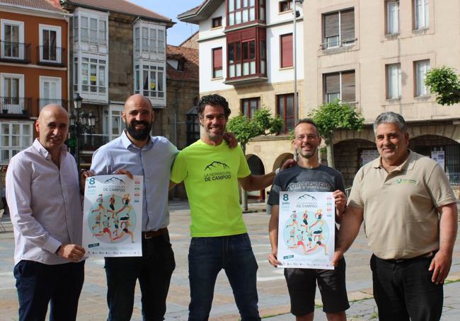 Integrantes de la organización y representantes institucionales, en la presentación de la prueba.