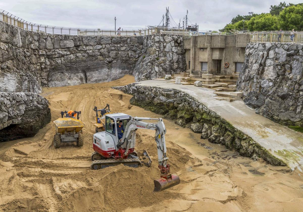 Los trabajos para retirar la arena de las piscinas del minizoo de La Magdalena comenzaron este pasado lunes.