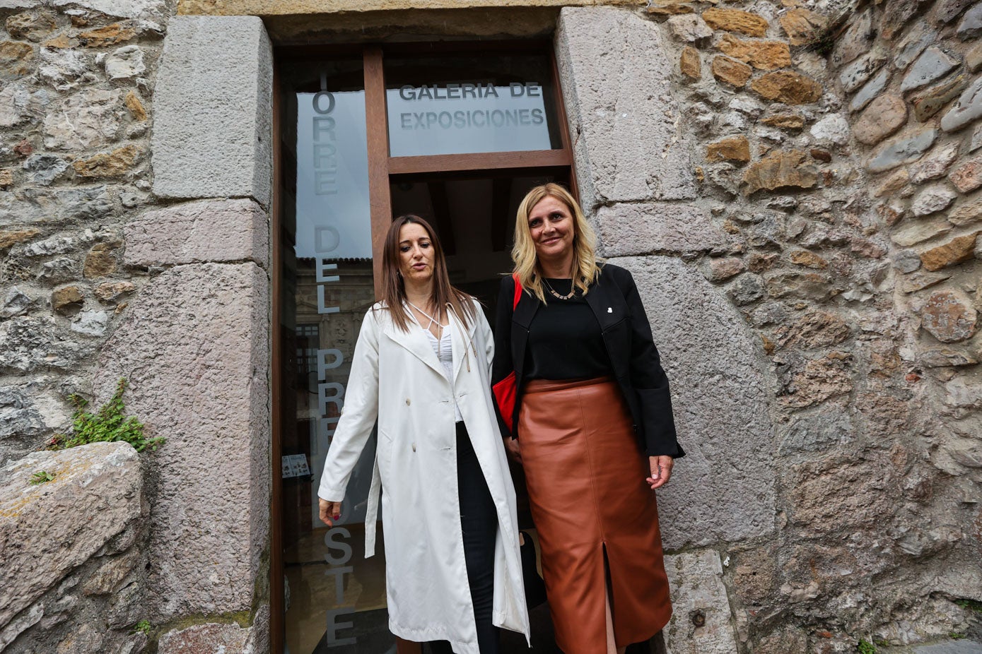 Charo Urquiza y Noelia Cobo, sonrientes, a la salida de la asamblea.