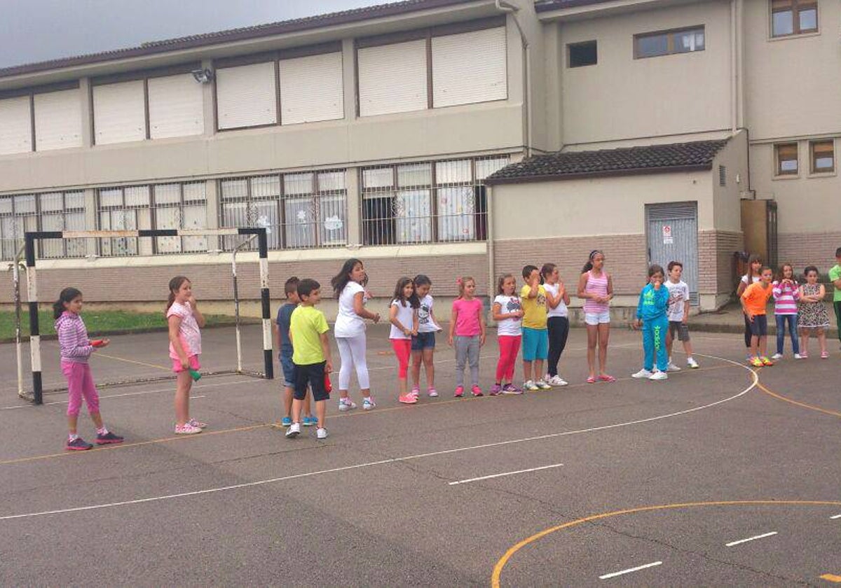 Alumnos del colegio San Pedro Apóstol de Castillo en el patio.