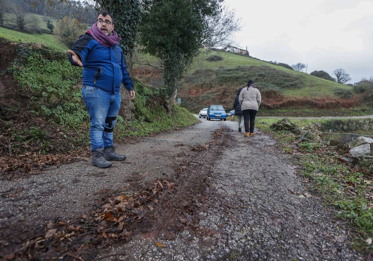 Miguel Calvo Solana, uno de los cinco vecinos de Los Casares, señala el mal estado de la vía en La Montaña, en febrero, en Torrelavega.