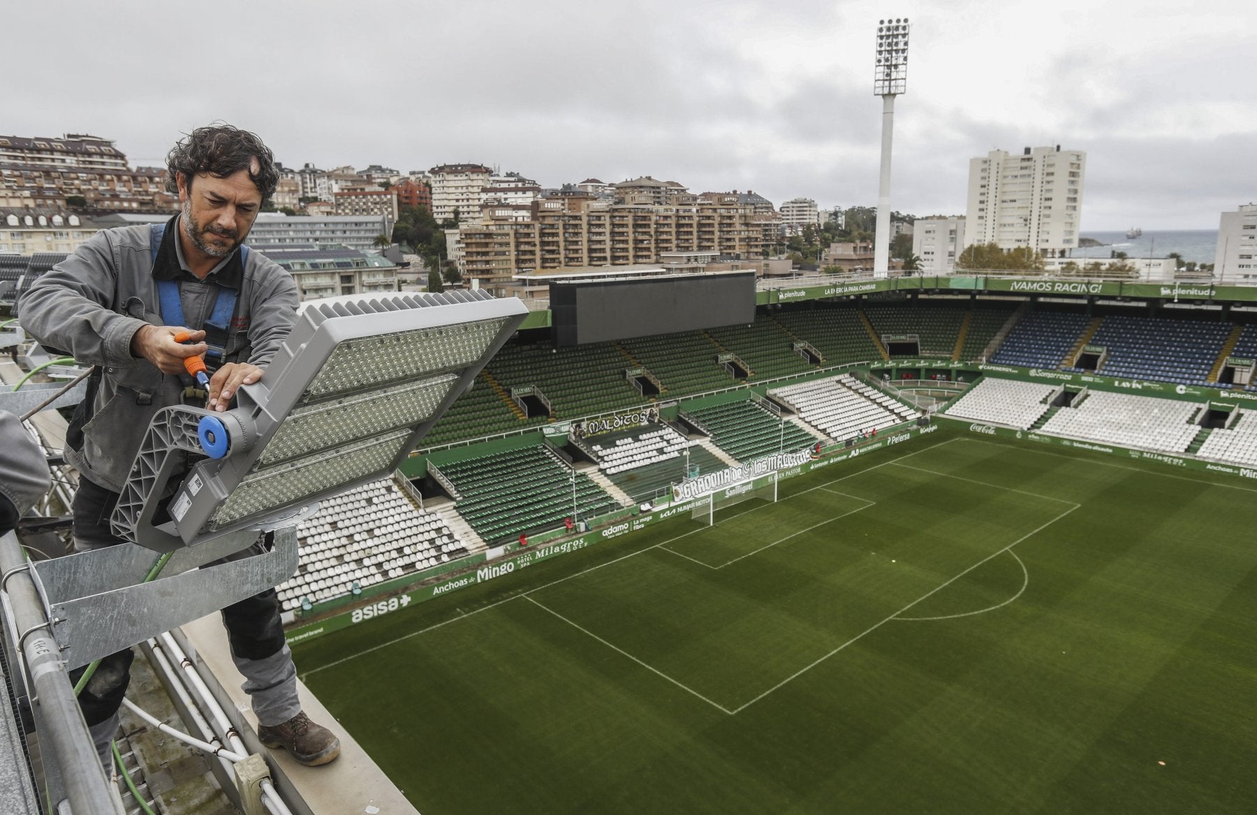 Durante la temporada pasada se sustituyó todo el sistema de iluminación. Costó cerca de un millón de euros.