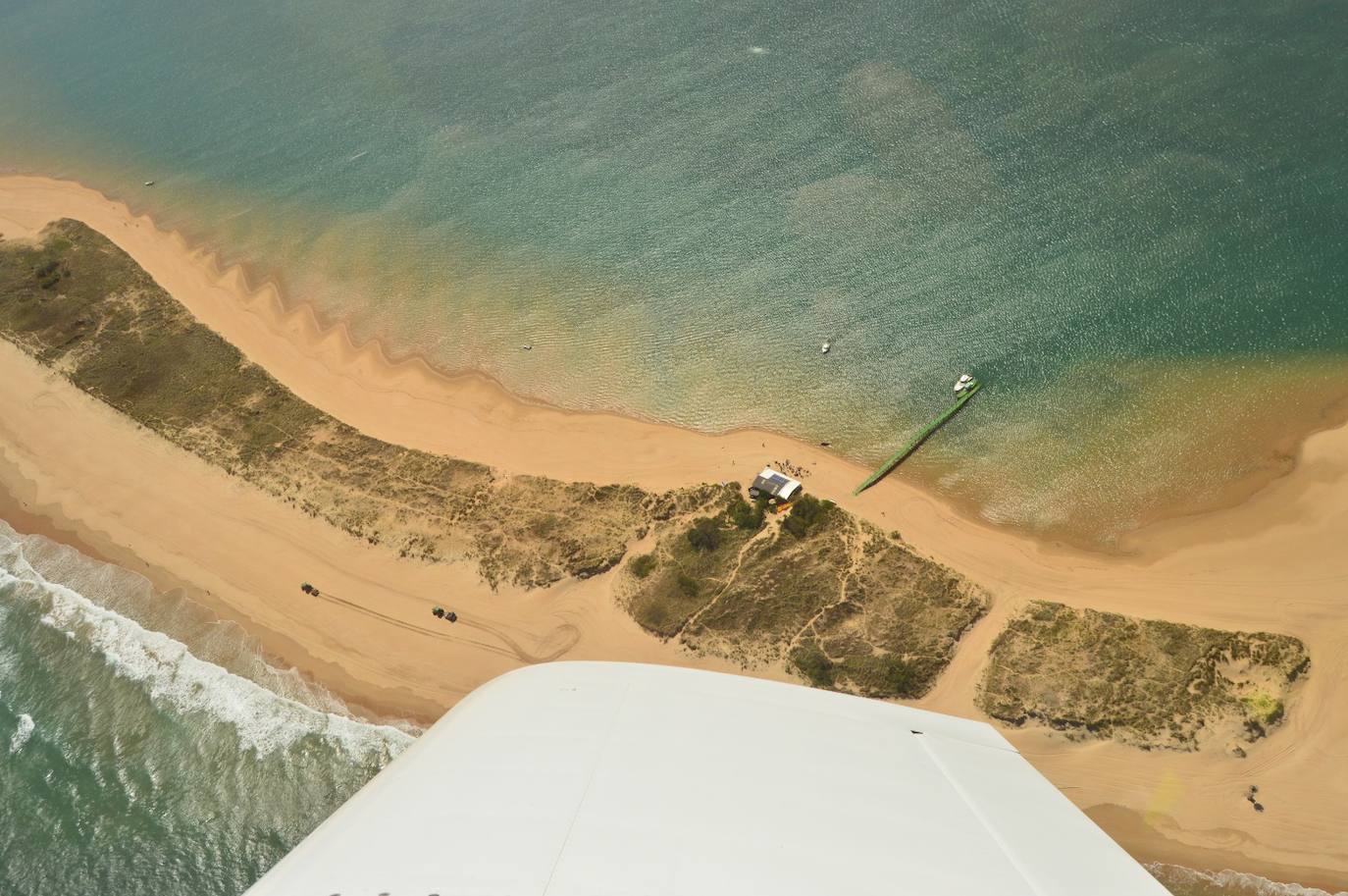 Vista de la playa del Puntal y del chiringuito Tricio, desde el avión.