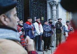 Integrantes del coro ronda en una actuación en el Ayuntamiento.