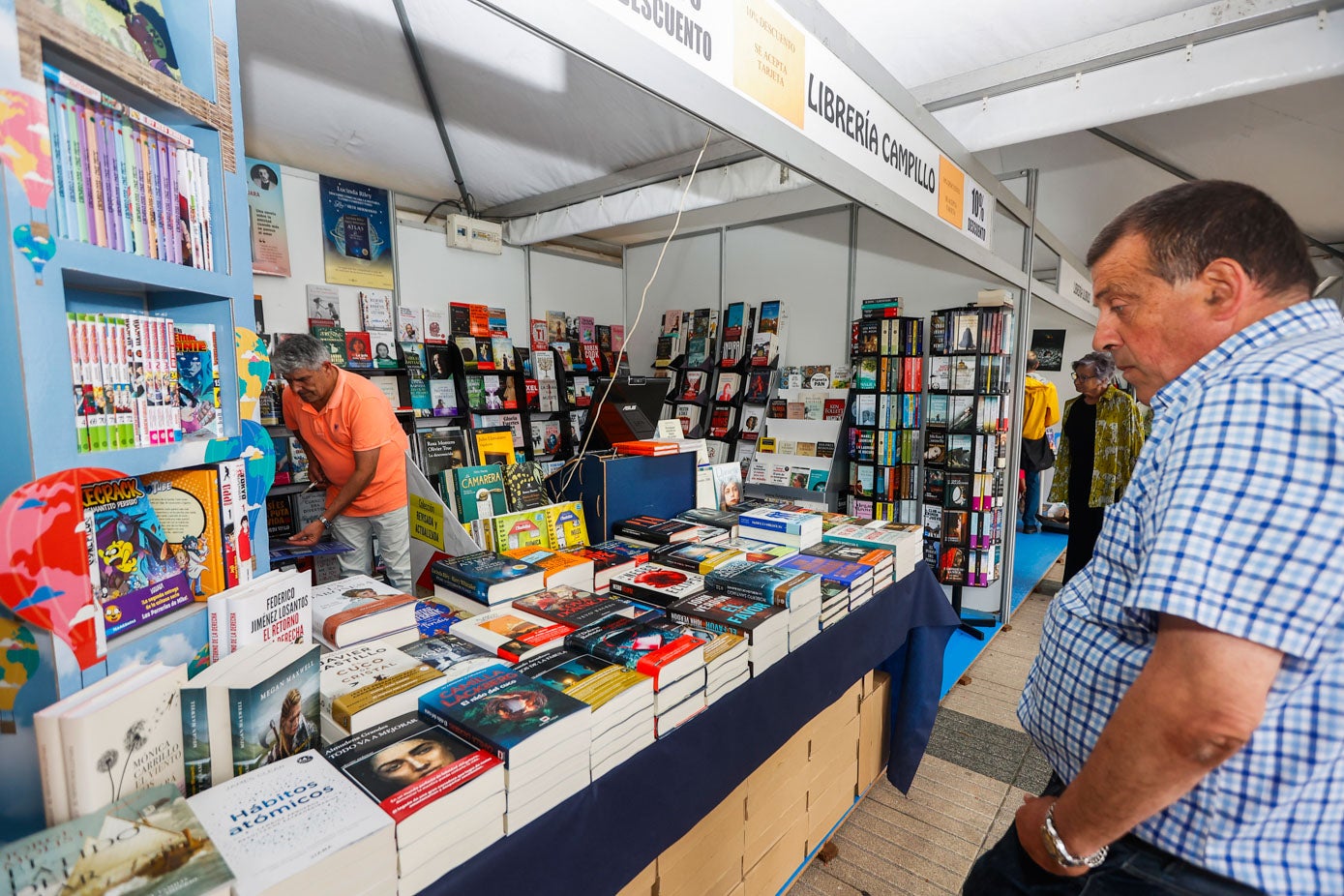 Una veintena de casetas ofrecen la selección de sus publicaciones en la Avenida de España