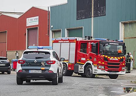 Imagen secundaria 1 - Los bomberos controlan una fuga de amoniaco en una industria cárnica de Guarnizo