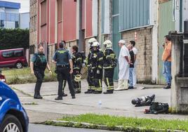 Guardias civiles y bomberos, esta mañana en el operativo de Guarnizo.