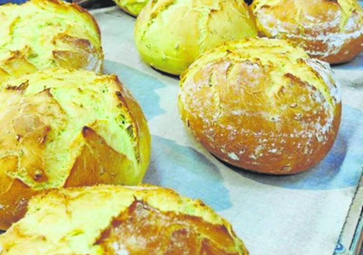 Torta de maíz horneada en horno de suela, que permite una distribución homogénea del calor.