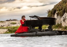 La pianista flotante en uno de sus espectáculos.