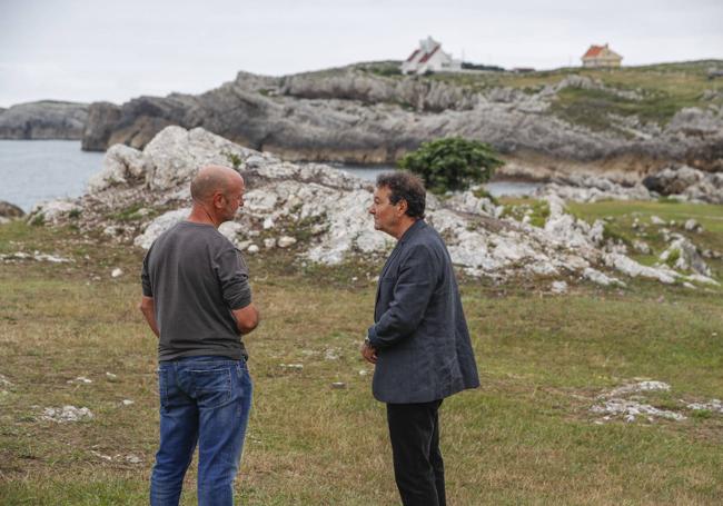 Fabio Organai y Javier Novoa, ayer, en el escenario de la hoguera.