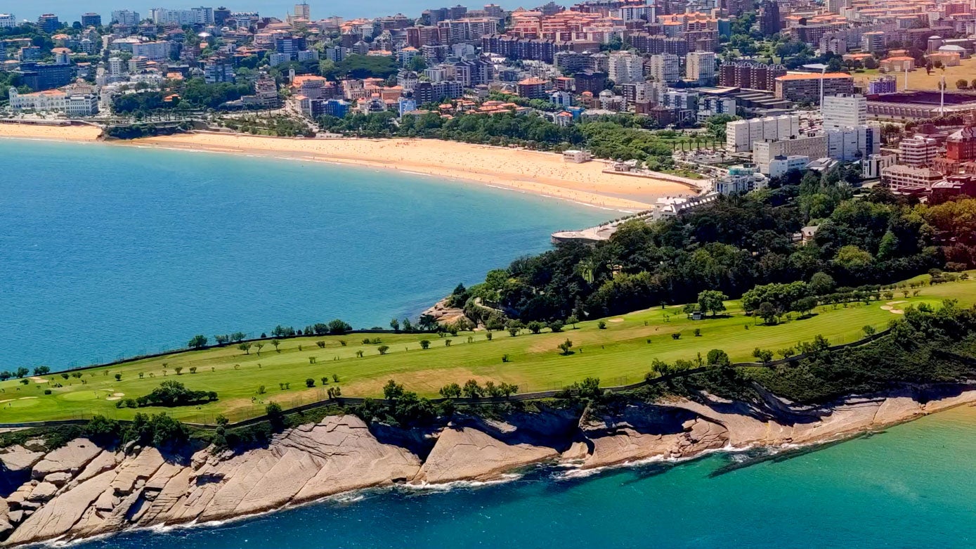 Vista del campo de Golf de Mataleñas, con la Segunda playa de El Sardinero, al fondo.