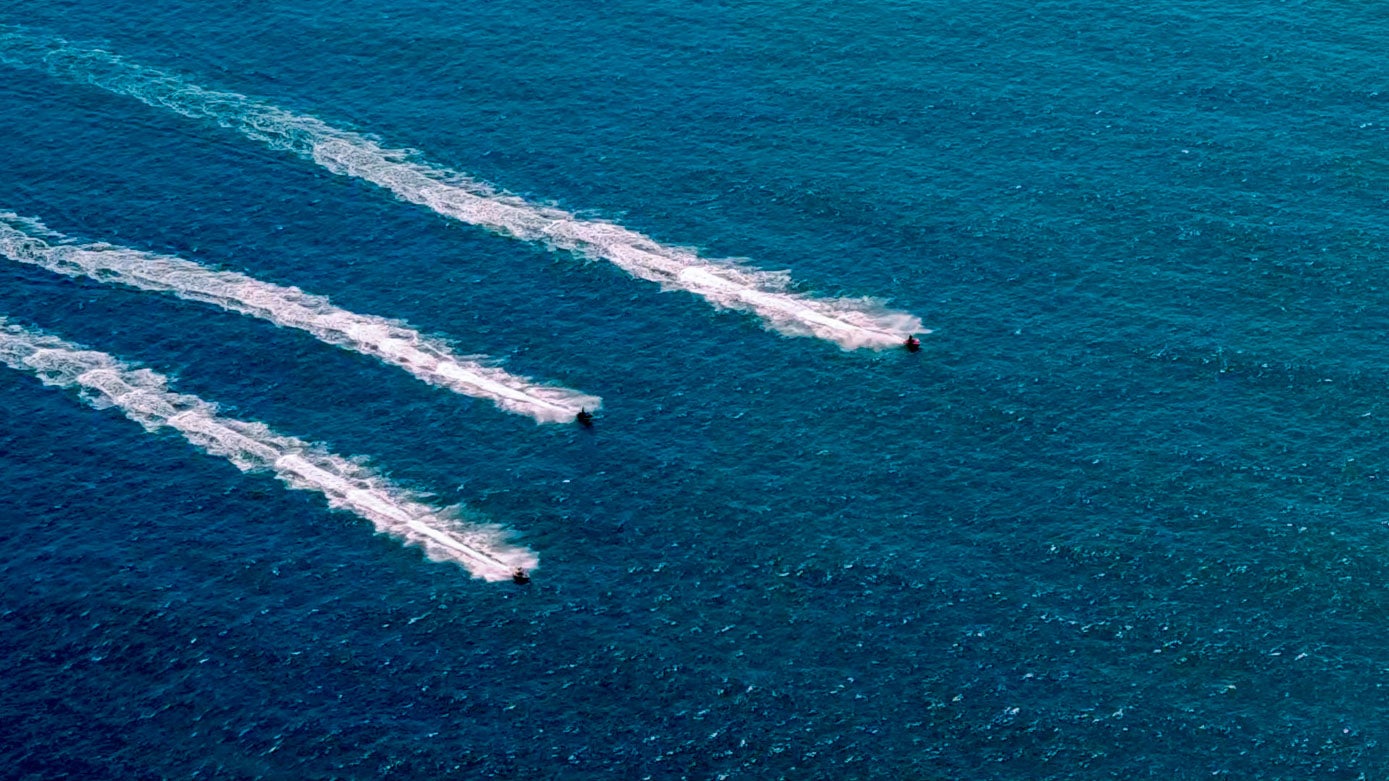 Tres motos de agua captadas desde el aire.