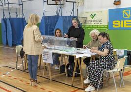 Mesa electoral en Bezana en las pasadas municipales.