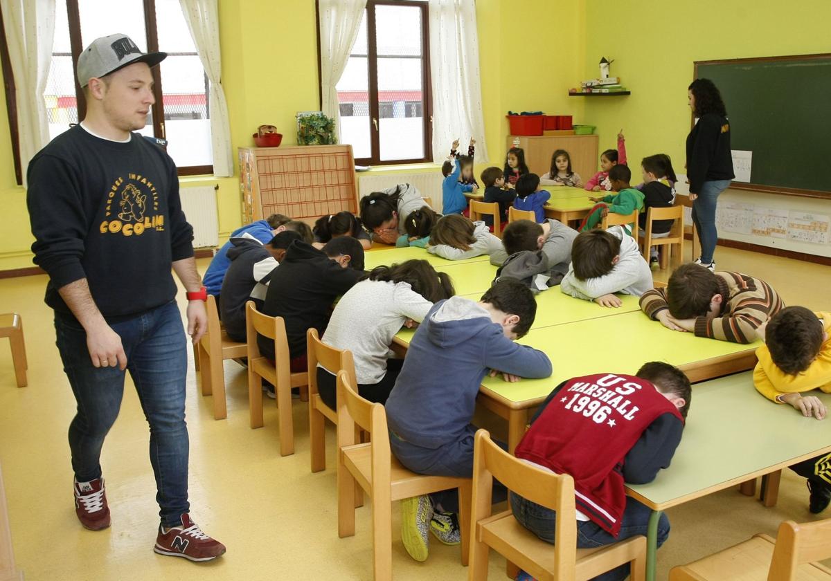 El colegio Menéndez Pelayo de Torrelavega acoge una actividad de 'Abierto en Vacaciones' en una edición anterior.