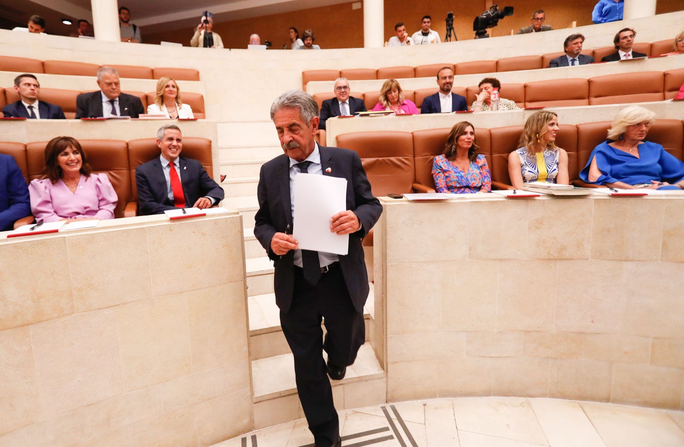 El presidente en funciones, Miguel Ángel Revilla se dirige a la tribuna, observado por el resto de diputados.