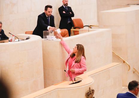 Imagen secundaria 1 - El PP toma el control del Parlamento con ayuda de Vox frente a la resistencia de PRC y PSOE