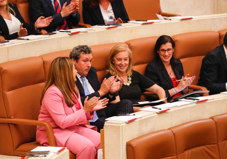 Imagen principal - El PP toma el control del Parlamento con ayuda de Vox frente a la resistencia de PRC y PSOE