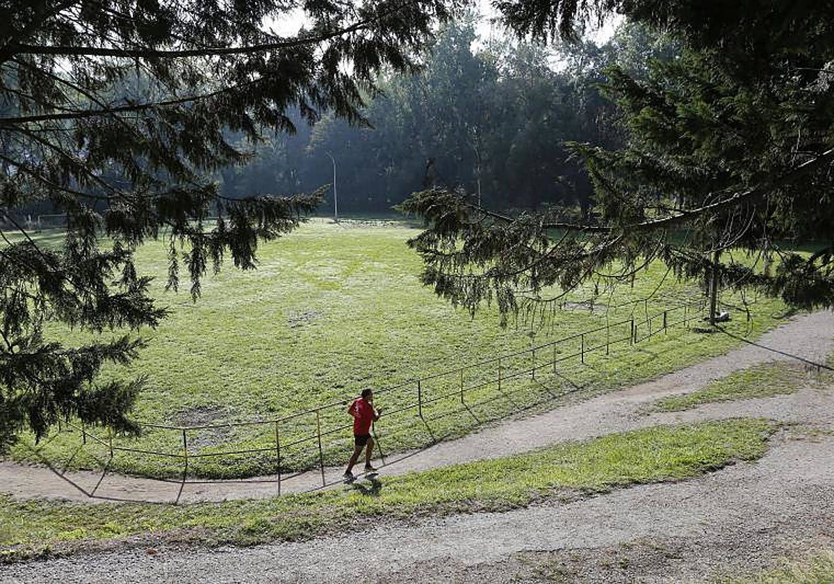 Un vecino hace deporte en el parque de Las Tablas (El Patatal) de Torrelavega.