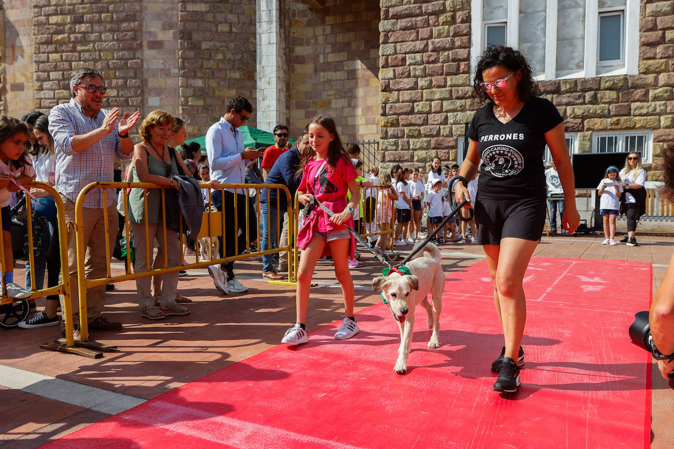 Todos los beneficios de la cita, que ha incluido mercadillo y talleres, irán destinados íntegramente al Refugio Canino de Torres (de donde proceden todos los canes en adopción que desfilaron en Torrelavega).