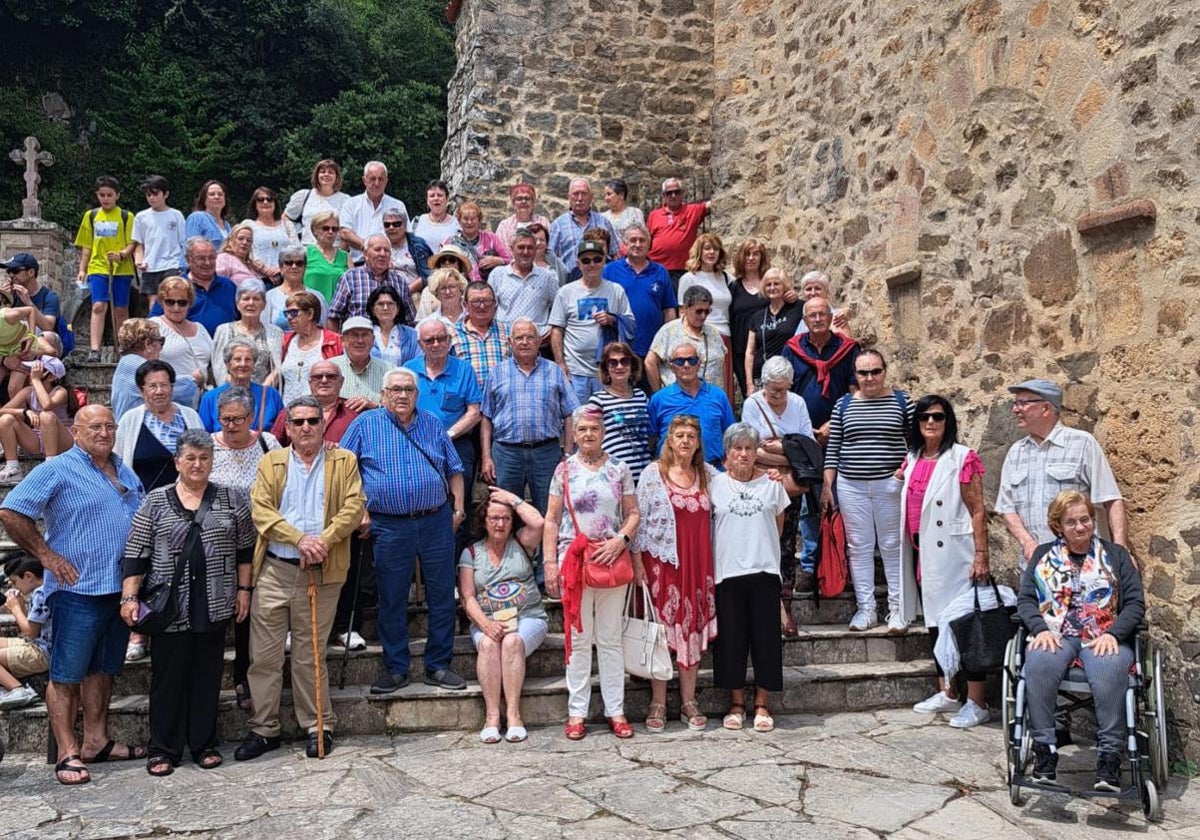 Grupo de lebaniegos que asistieron a la misa del peregrino