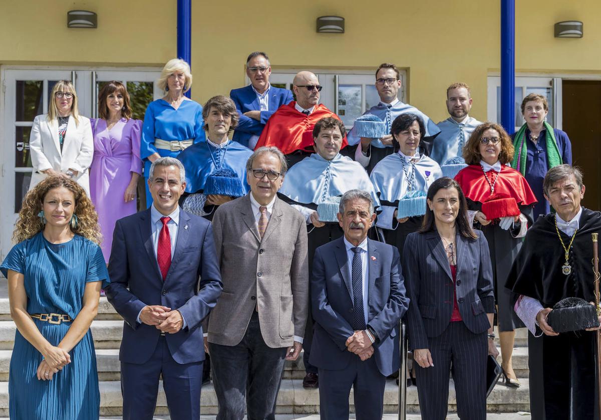 En primera fila, Ainoa Quiñones, Pablo Zuloaga, Joan Subirats, Miguel Ángel Revilla, Gema Igual y Carlos Andradas; tras ellos, los vicerrectores de la UIMP y varios consejeros cántabros.