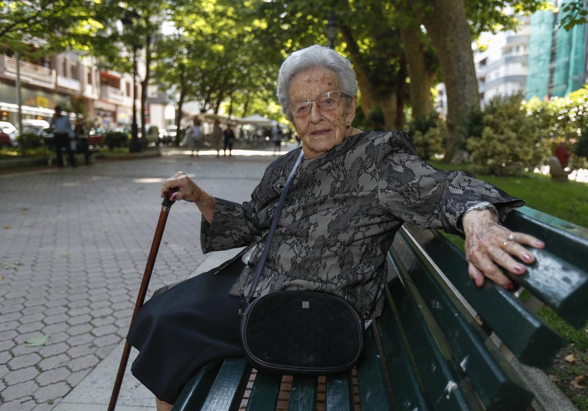 Magdalena Santiago de la Hoz posa ayer en la Alameda tras acudir a la peluquería. Hoy cumple 100 años.