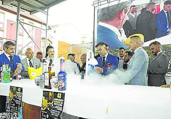 Participantes en la carpa de concurso, el pasado año.