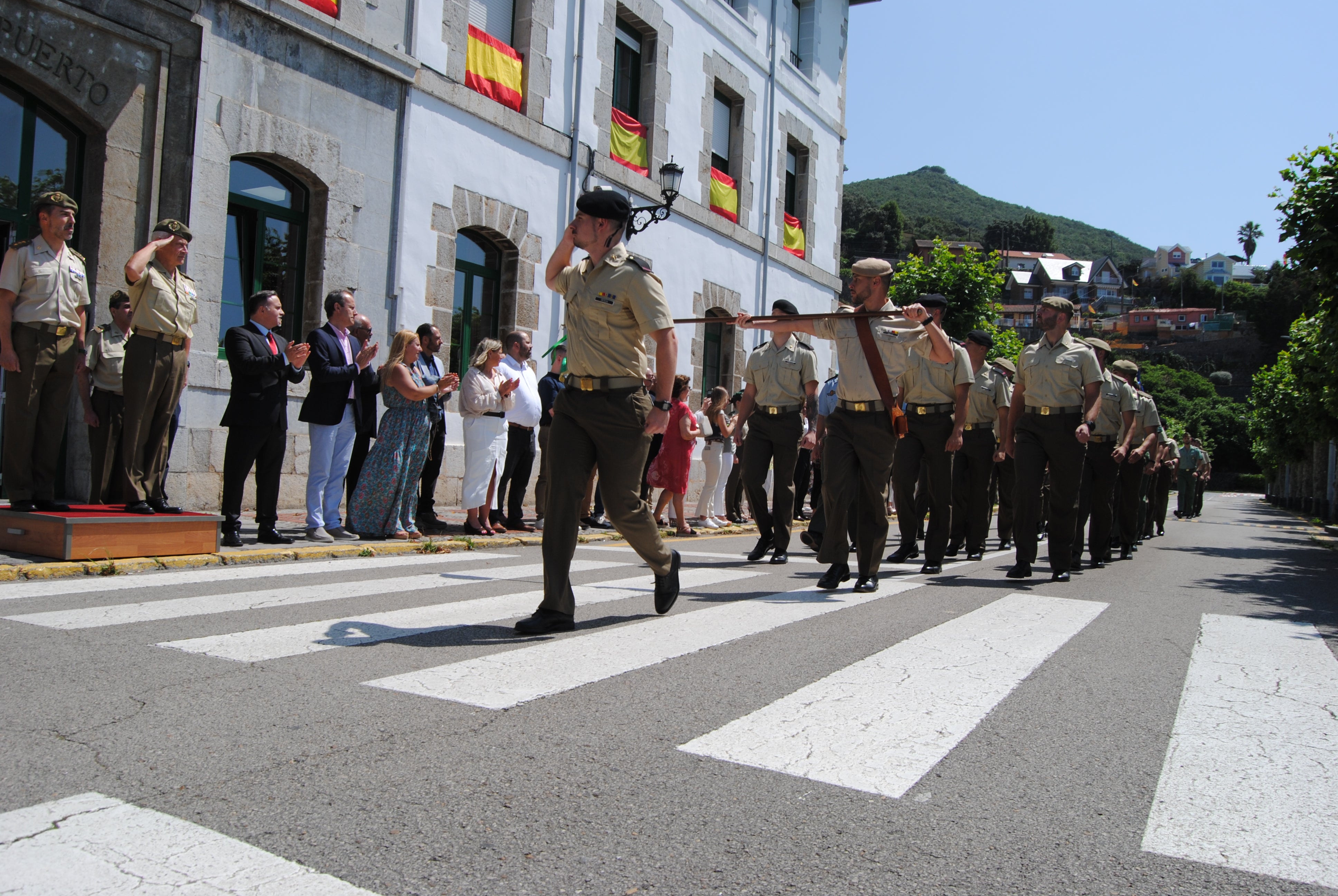 Desfile de los soldados por el exterior del acuartelamiento ante las autoridades civiles, militares, familiares y vecinos.