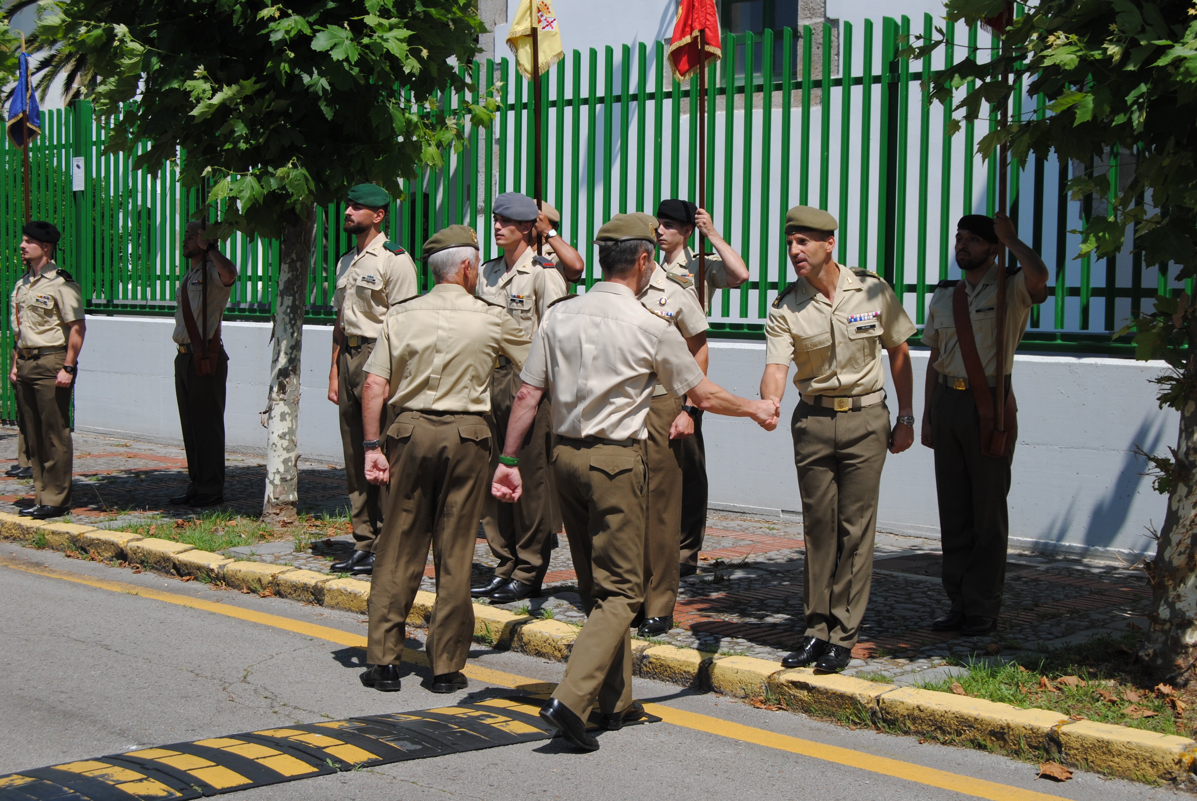 Salas y Bermejo agradecen a los compañeros la labor para desarrollar con éxito la parada militar. 