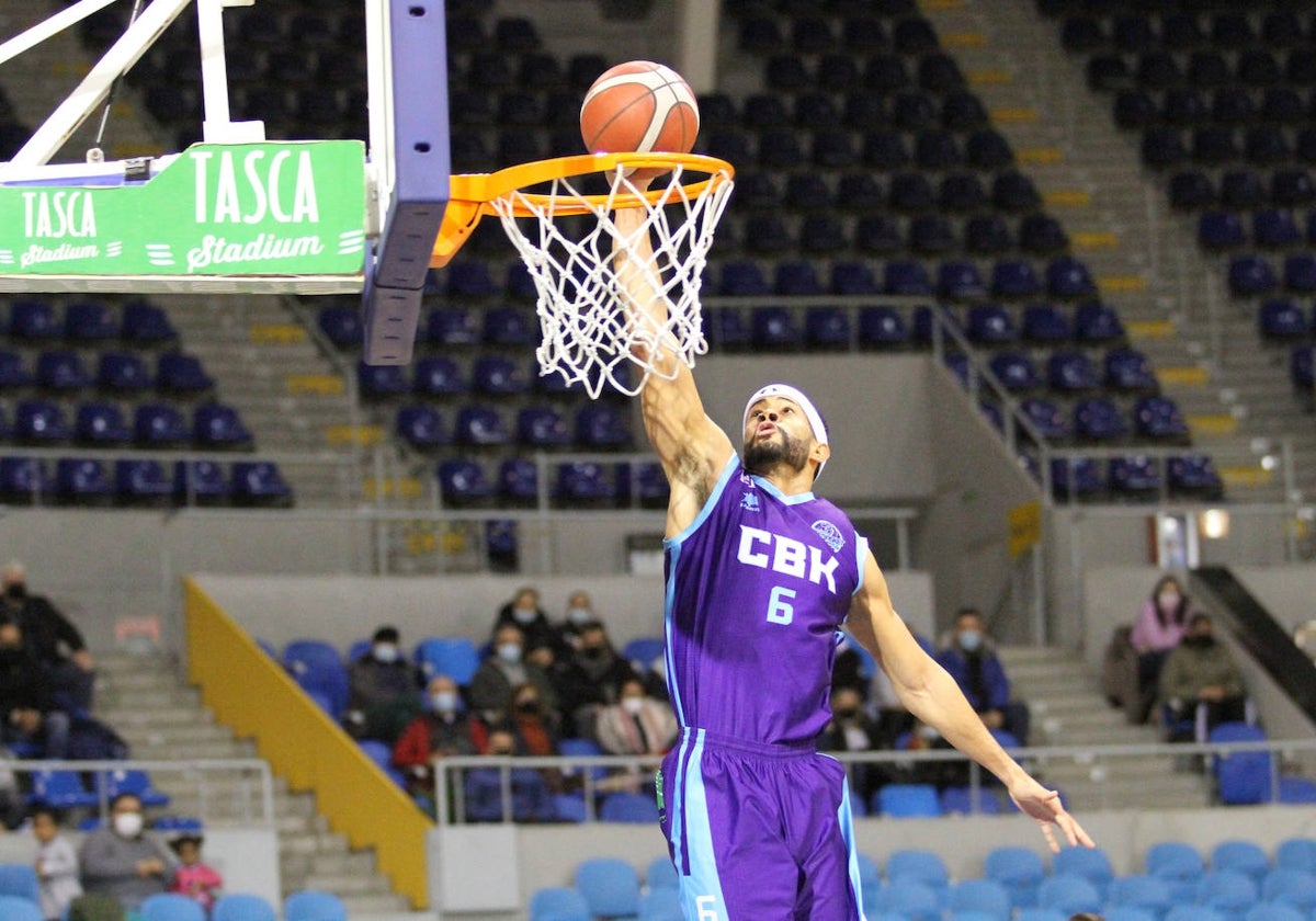 Óscar Cabrera, durante un partido con el Cantbasket