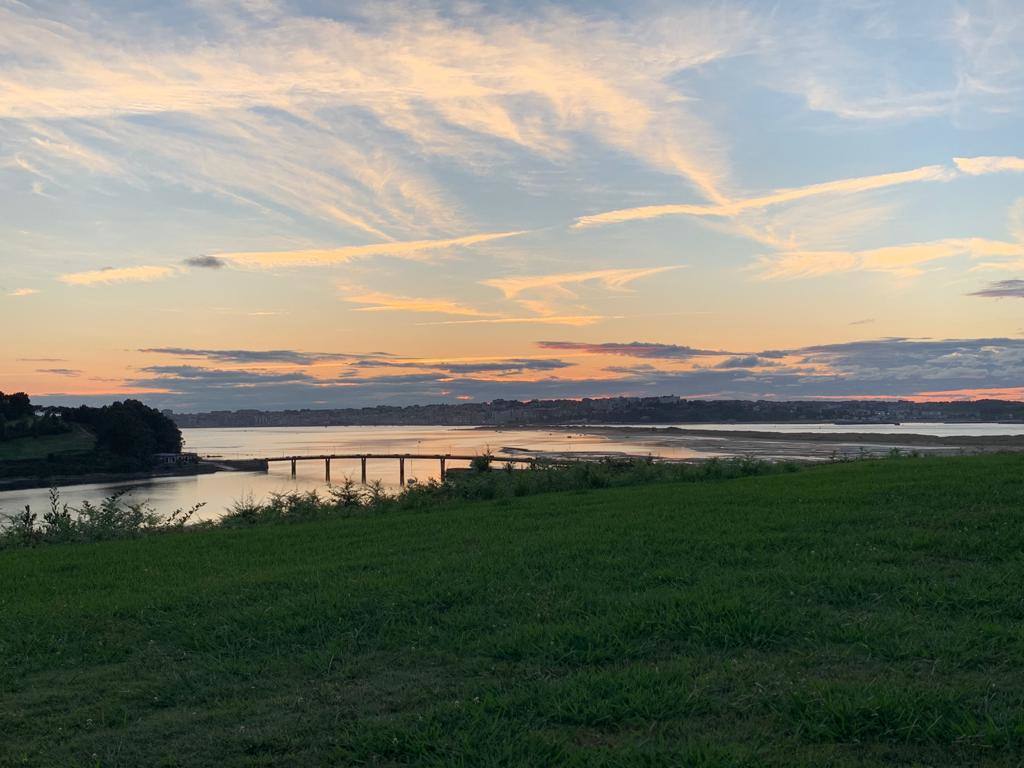 Atardecer desde el jardín, con el puente de Somo, al fondo.