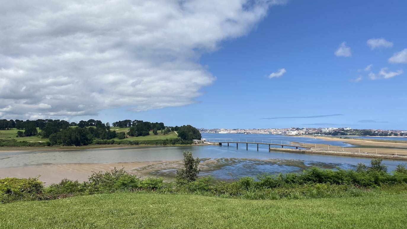 Vistas desde el jardín, con el campo de golf de Pedreña, a la izquierda, y la bahía de Santander, a la derecha.