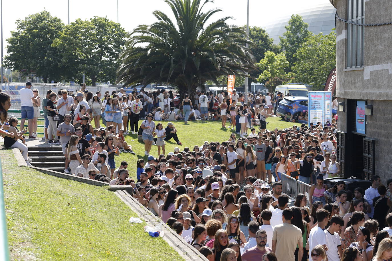 Colas para acceder al estadio de El Sardinero, donde se celebra el 'Myfest Cantabria Infinita'. 