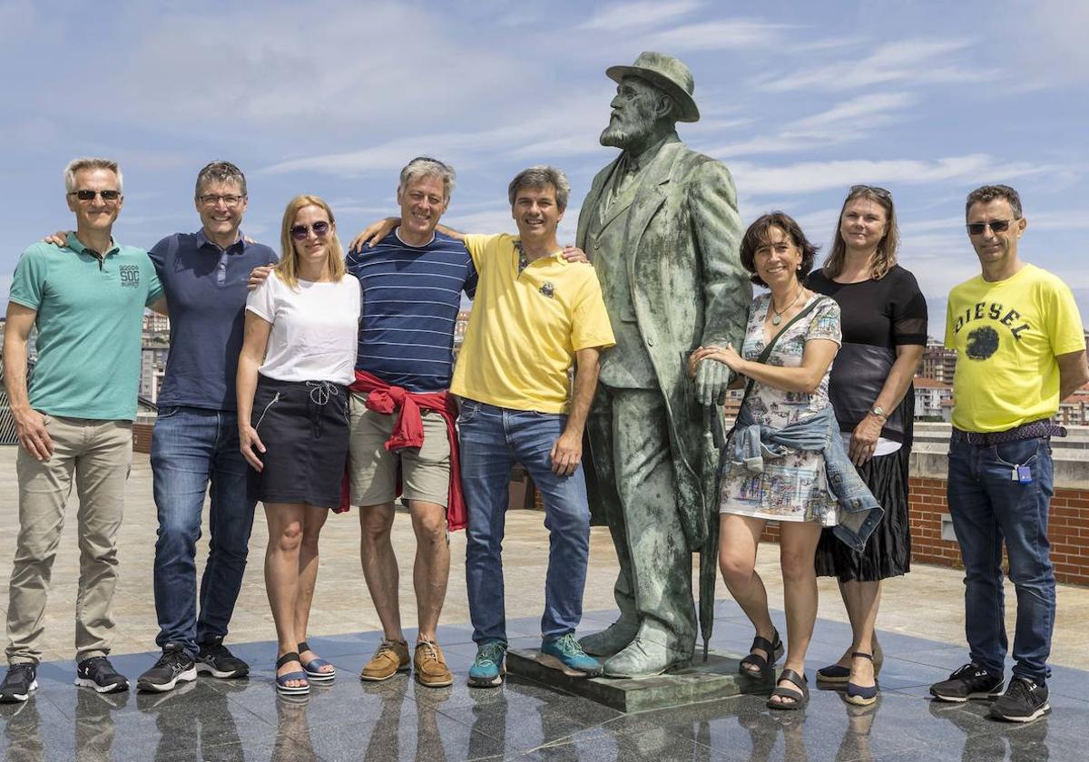 Reunidos en la Plaza de la Ciencia. De izquierda a derecha: Siebelt Schneider (Alemania); Jeroen Joen (Holanda); Sabine Mittermair-Krivez (Austria); Günter Wagner (Alemania); Federico Pérez Herrezuelo (Torrelavega); Susana Fernández Ramos (Santander); Sabine Krenn (Austria) y Roberto Tirso San José Agudo (Torrelavega).