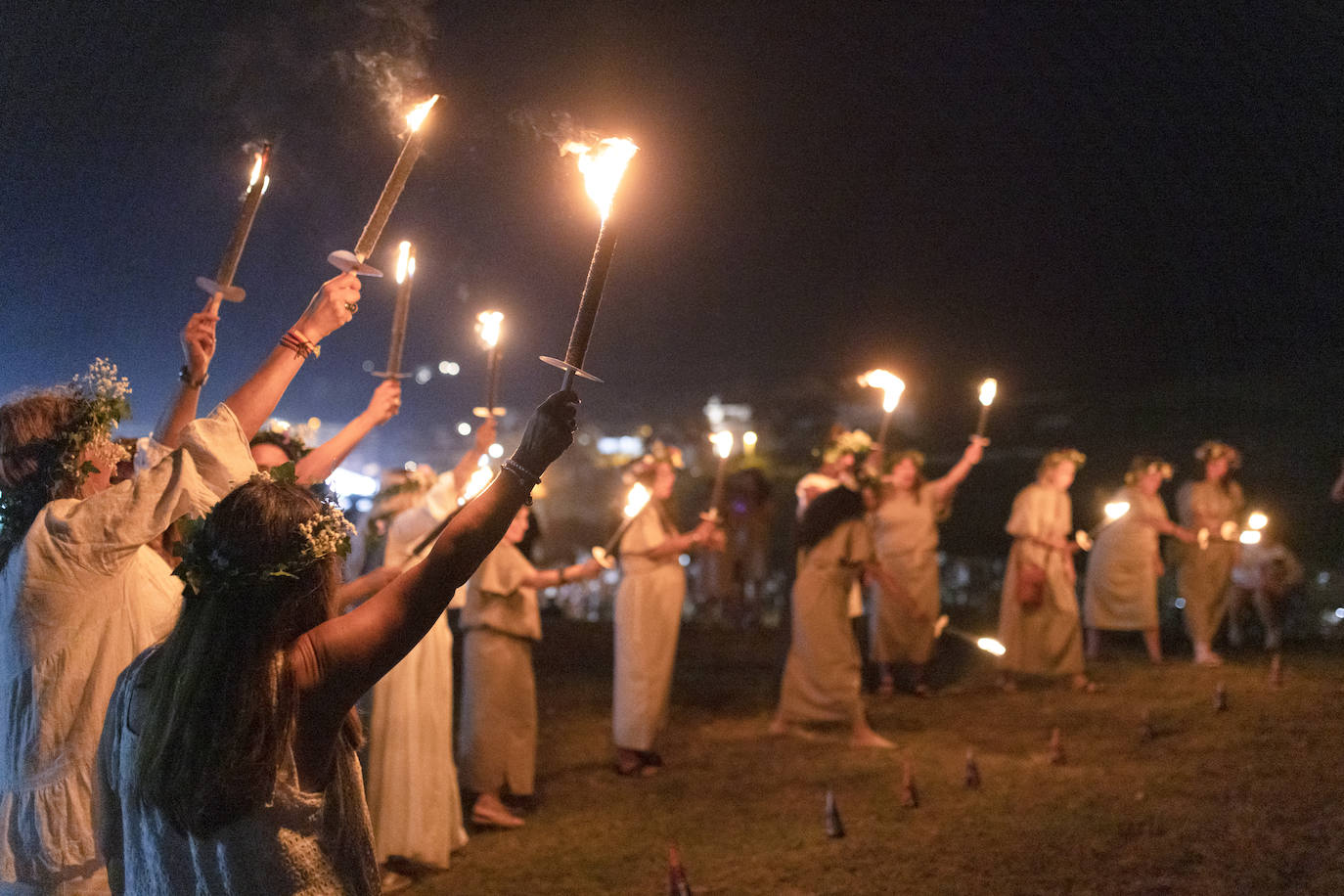 Las portadoras de las antorchas, en el desfile. 