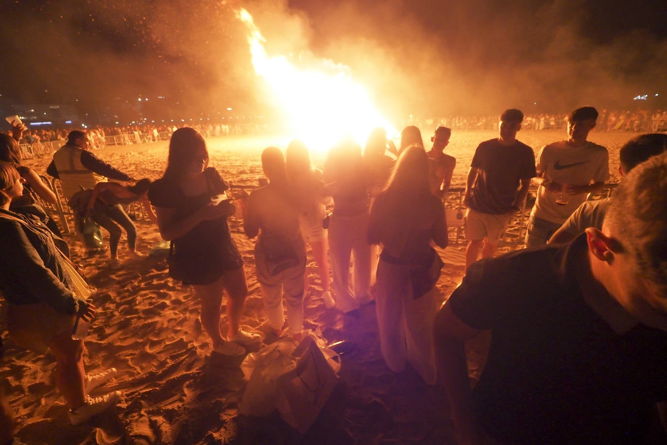 Jóvenes, en la hoguera de Santander.