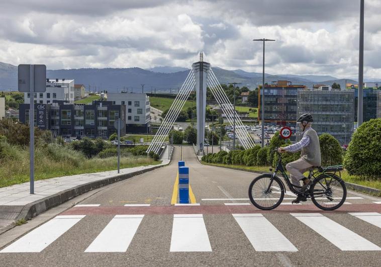 El primer tramo del nuevo carril bici con el Pctcan al fondo.