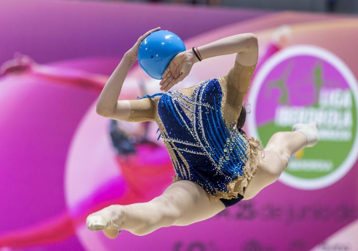 Una gimnasta realiza el ejercicio de mazas en la jornada de ayer celebrada en el Palacio de los Deportes.