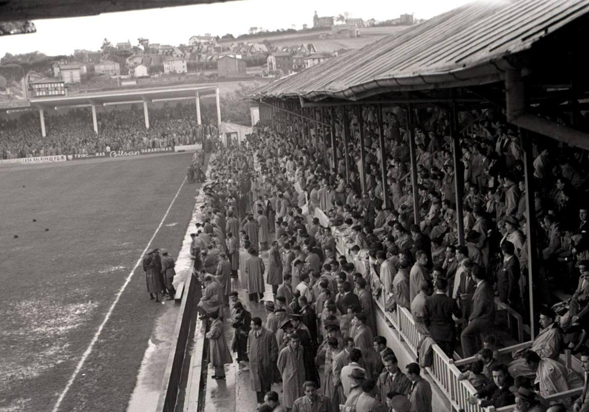 La tribuna de madera de los Campos de Sport, durante un partido en 1953.